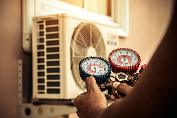 Professional Hvac technician working in Seahurst, WA